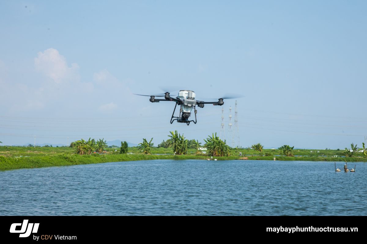 Ứng dụng máy bay phun thuốc DJI T25P 6 Ứng dụng t25p rải thức ăn chăn nuôi